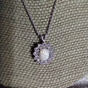 Silvertone cz faux opal flower 💐🌹 floral necklace